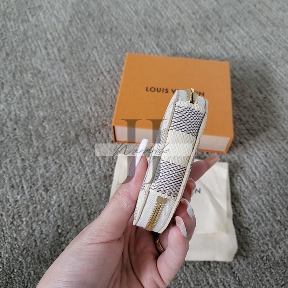 Louis Vuitton Vivienne Christmas 2021 Round Coin Purse in Damier Azur - Picture 4 of 7